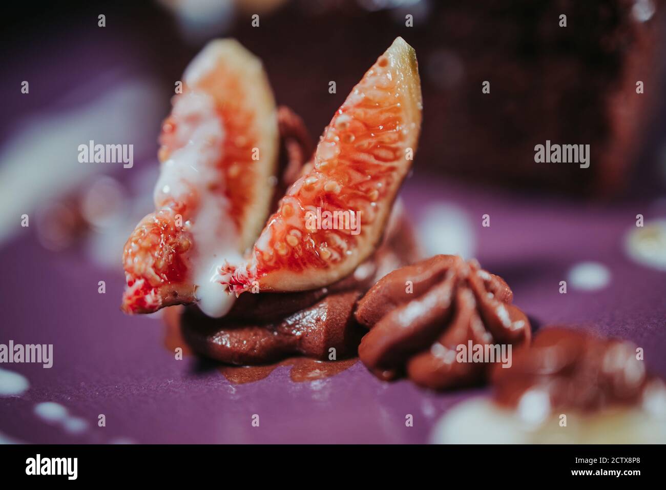 Fuoco selettivo di una deliziosa torta al cioccolato con mousse e fichi Foto Stock