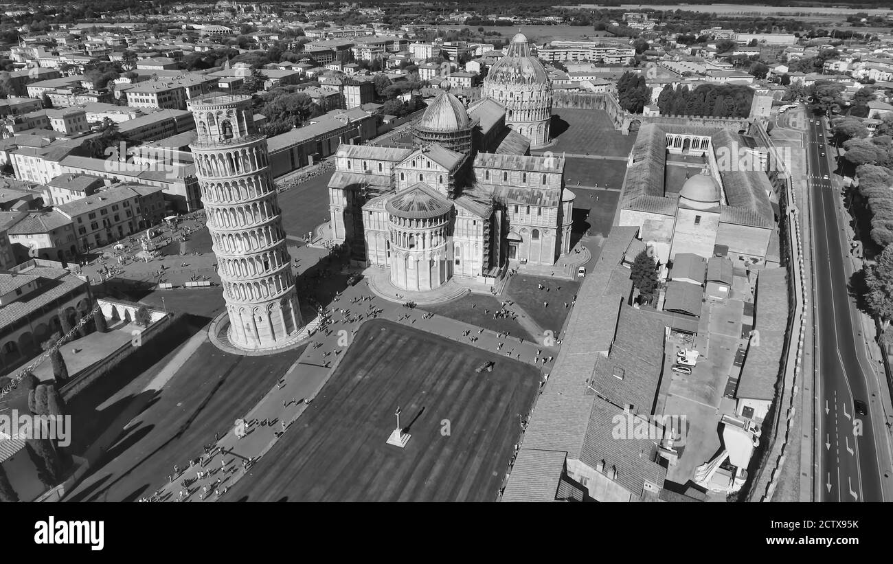 Veduta aerea in bianco e nero del campo dei Miracoli a Pisa, Toscana. Drone punto di osservazione della famosa Piazza dei Miracoli. Foto Stock