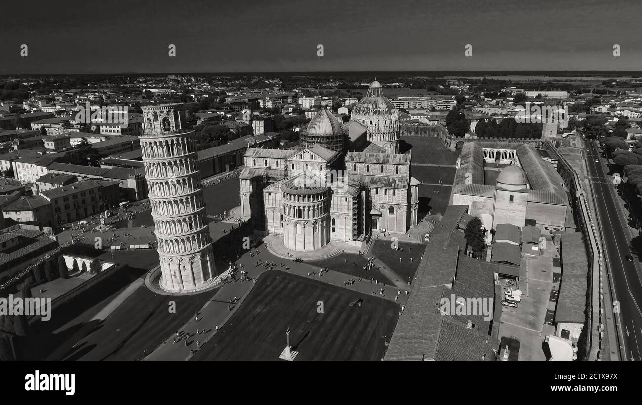 Veduta aerea in bianco e nero del campo dei Miracoli a Pisa, Toscana. Drone punto di osservazione della famosa Piazza dei Miracoli. Foto Stock