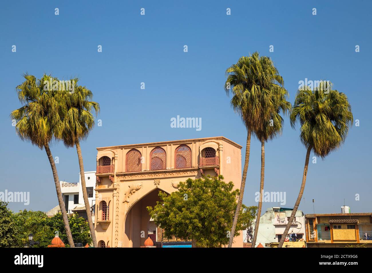 India, Uttar Pradesh, Lucknow, porta nella città vecchia Foto Stock