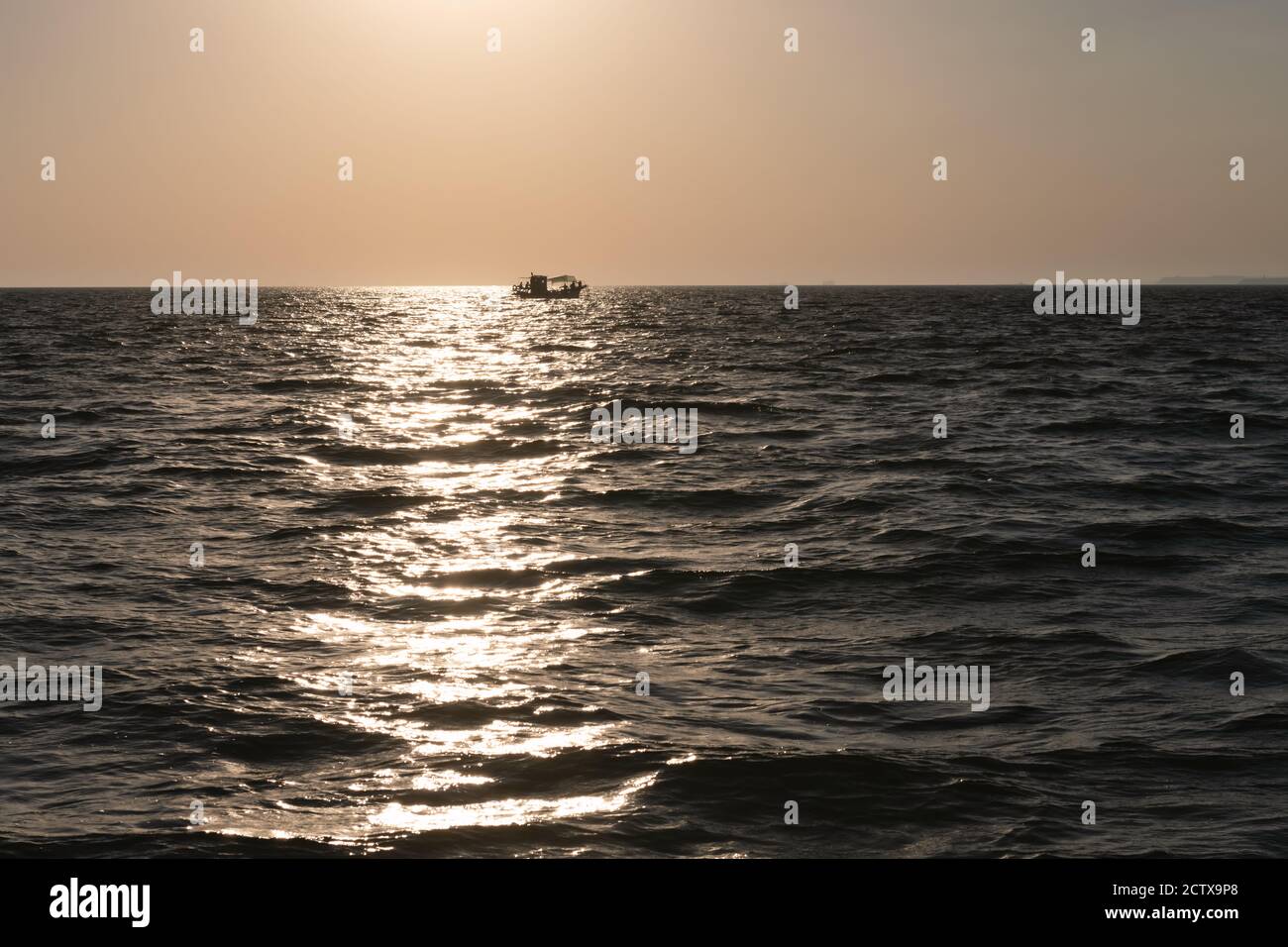 Solitario nave da pesca a strascico sulla barca di acqua oceanica. Calma il mare limpido tempo soleggiato. Bellissimo orizzonte di seascape Foto Stock