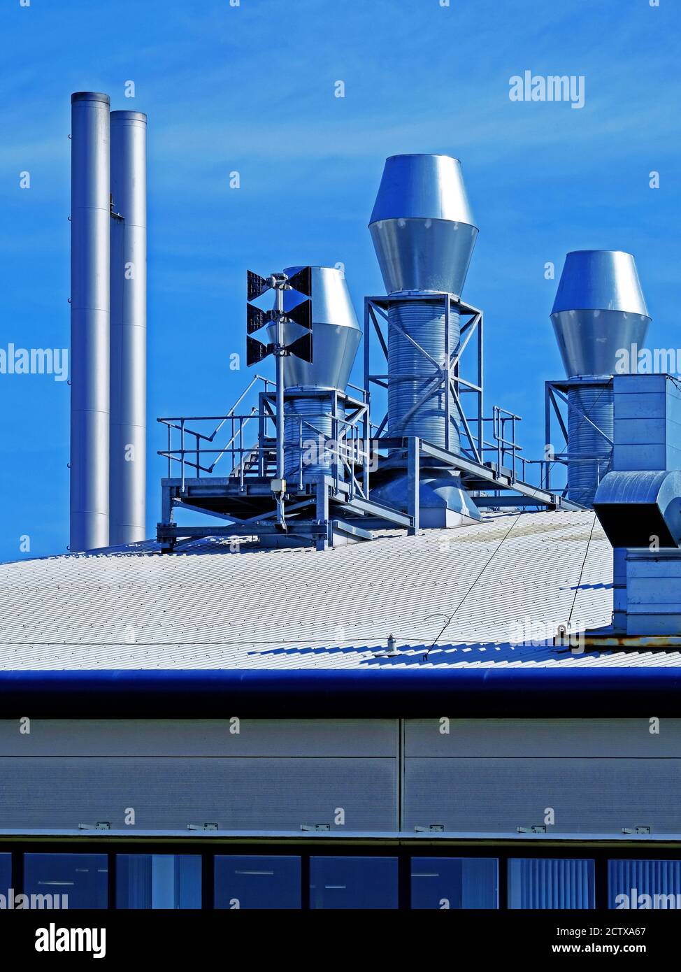 Stabilimento chimico trio di condotti di ventilazione ed estrattori contro profondità cielo blu Foto Stock