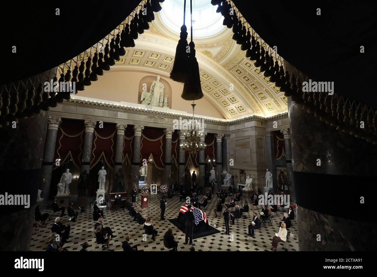 Washington, Stati Uniti. 25 Settembre 2020. La Corte Suprema degli Stati Uniti la Corte di Giustizia associata Ruth Bader Ginsburg con bandiera si trova sulla Catafalque Lincoln nella Statuary Hall, mentre si trova nello stato al Campidoglio degli Stati Uniti venerdì 25 settembre 2020 a Washington, DC. Ginsburg è la prima donna che si trova nello stato del Campidoglio. Foto in piscina di Jonathan Ernst/UPI Credit: UPI/Alamy Live News Foto Stock