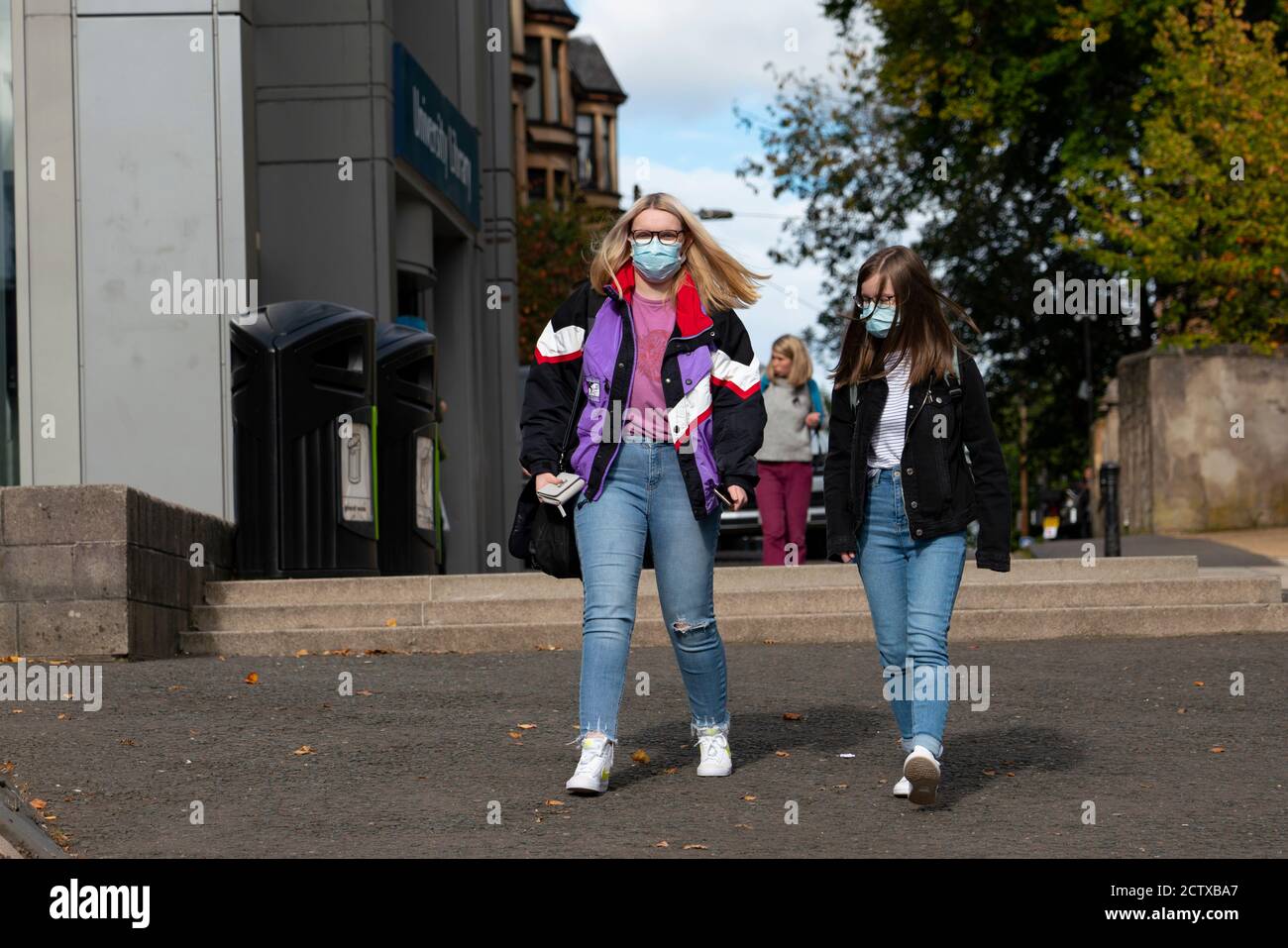 Glasgow, Scozia, Regno Unito. 25 settembre 2020. Molti studenti dell'Università di Glasgow hanno dato risultati positivi per il virus Covid-19. Il governo scozzese ha ordinato, in modo controverso, agli studenti di diverse sale di residenza dove i casi positivi si sono verificati, di autoisolarsi a tempo indeterminato. Nella foto, gli studenti indossano maschere sul campus. Iain Masterton/Alamy Live News Foto Stock