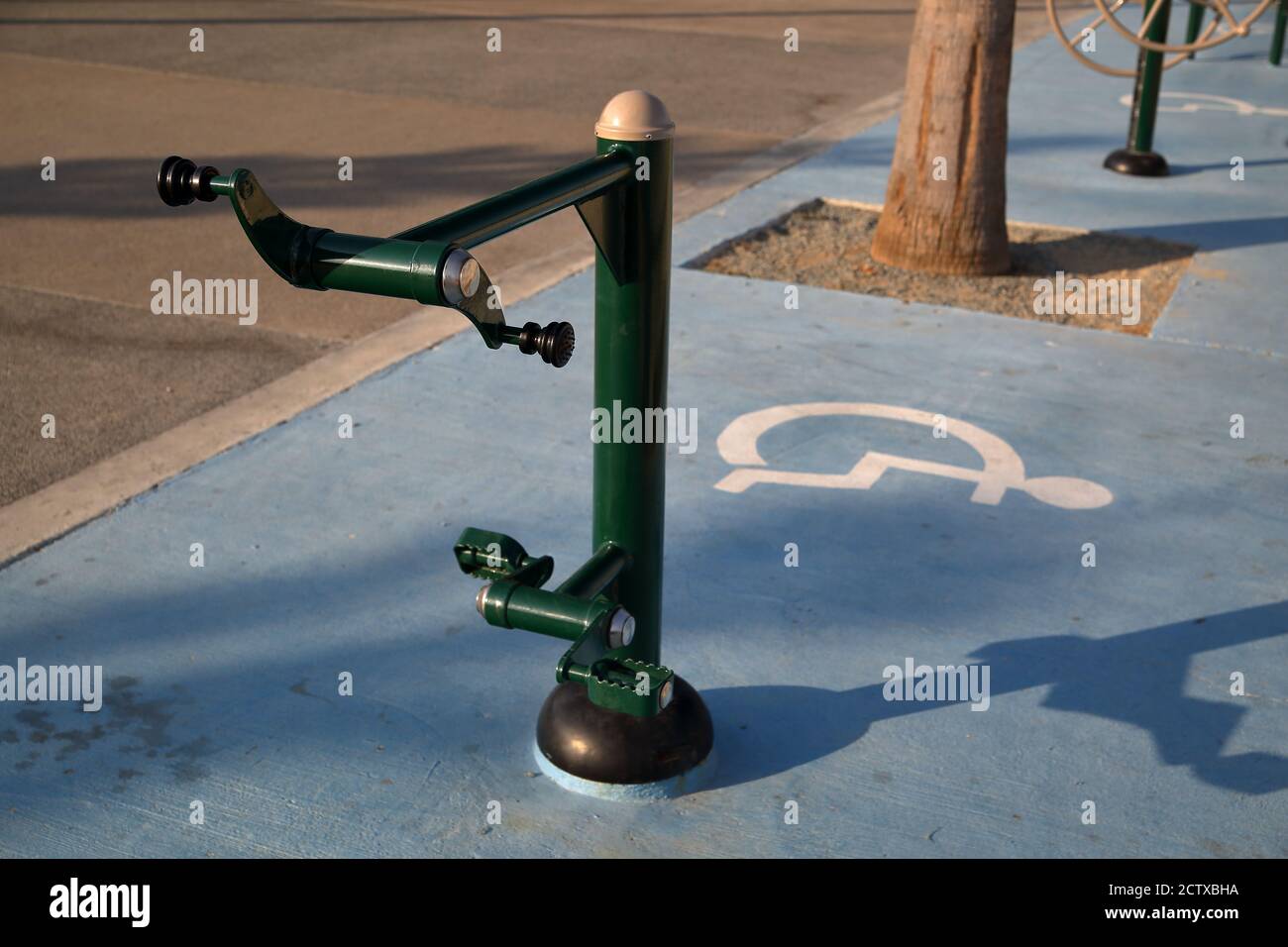 Palestra all'aperto con attrezzature speciali per attività sportive, riabilitazione per persone con disabilità, nel parco pubblico di Limassol, Cipro. Foto Stock