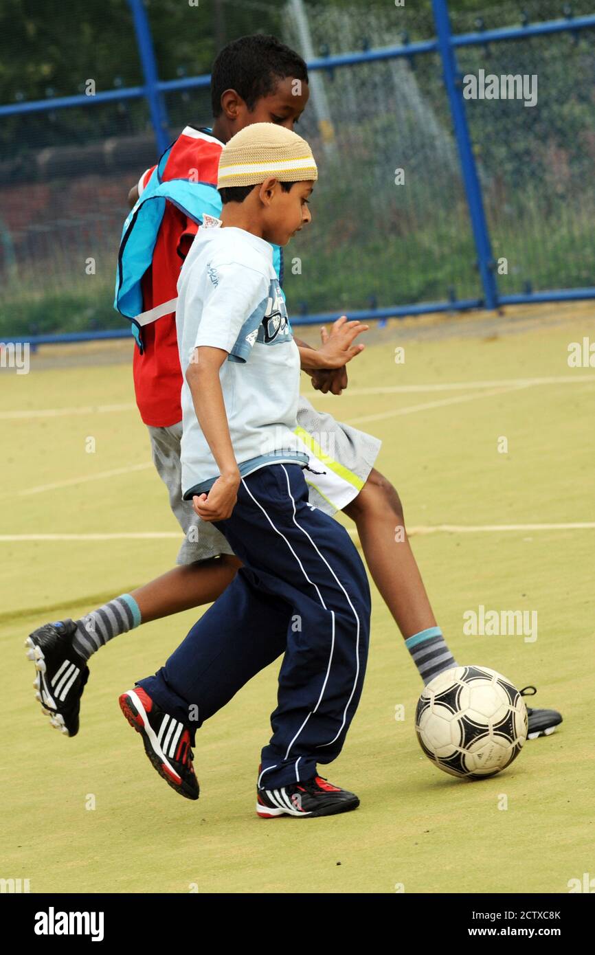 Allenamento di calcio con NBSCA Bolton Wonderers per bambini locali, il Il progetto Community R us cerca di costruire una migliore comprensione del senso Foto Stock