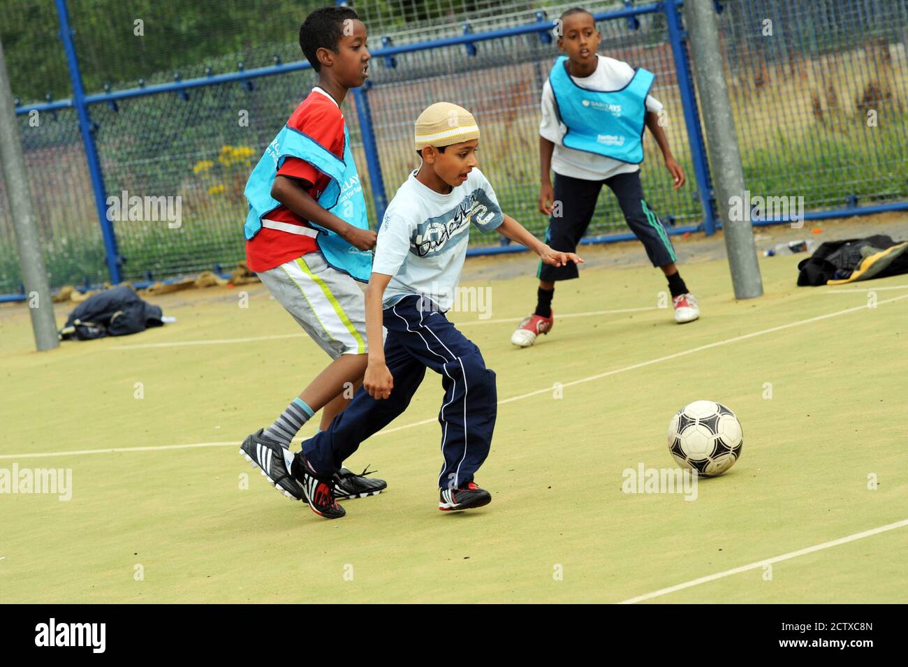 Allenamento di calcio con NBSCA Bolton Wonderers per bambini locali, il Il progetto Community R us cerca di costruire una migliore comprensione del senso Foto Stock