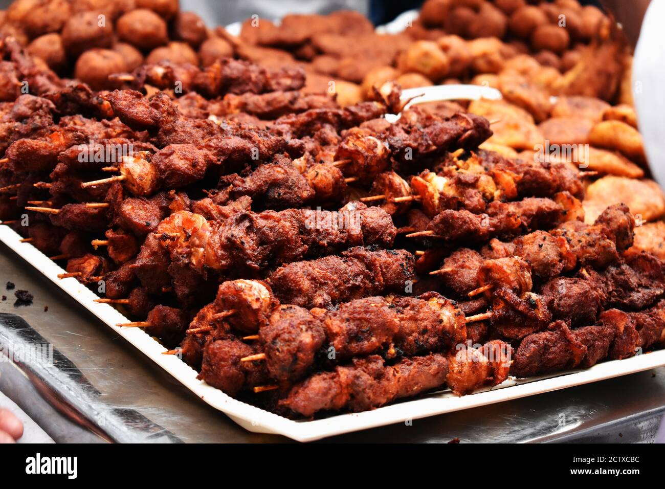 spiedini a pezzetti di pollo satinati con bastoncini in vista ravvicinata. Molti bastoncini di satay di pollo grigliati. Foto Stock