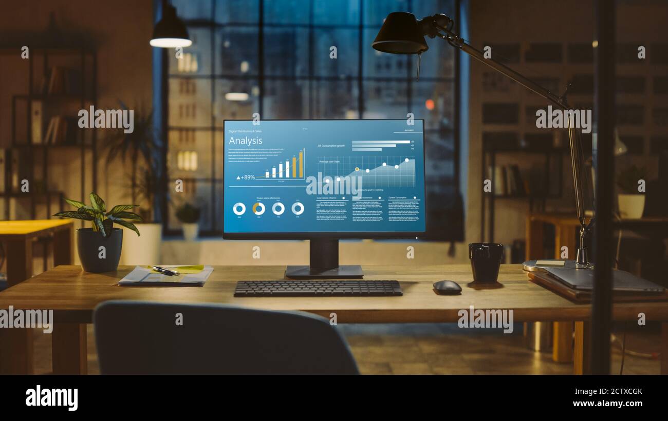 Immagine di un computer desktop con grafico delle statistiche, grafico e dati vari, che mostra la crescita e il successo dell'azienda. In background luce calda sera Foto Stock