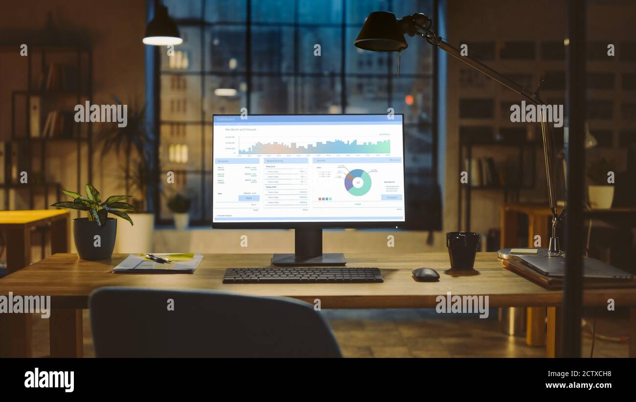 Immagine di un computer desktop con grafico delle statistiche, grafico e dati vari, che mostra la crescita e il successo dell'azienda. In background luce calda sera Foto Stock