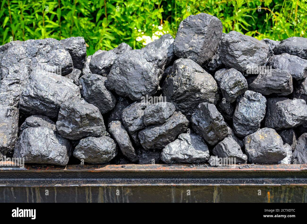 cumulo con grossi massi di carbone nero e lucido Foto Stock