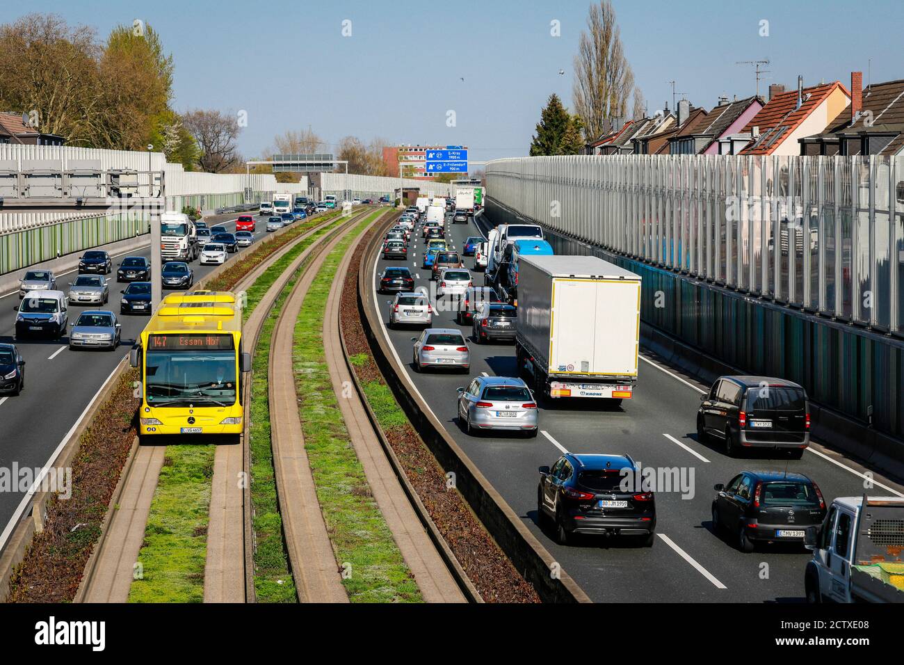 Essen, zona della Ruhr, Renania Settentrionale-Vestfalia, Germania - traffico di un'ora di punta sulla A40, traffico di auto e autobus, una barriera antirumore riduce l'inquinamento acustico Foto Stock