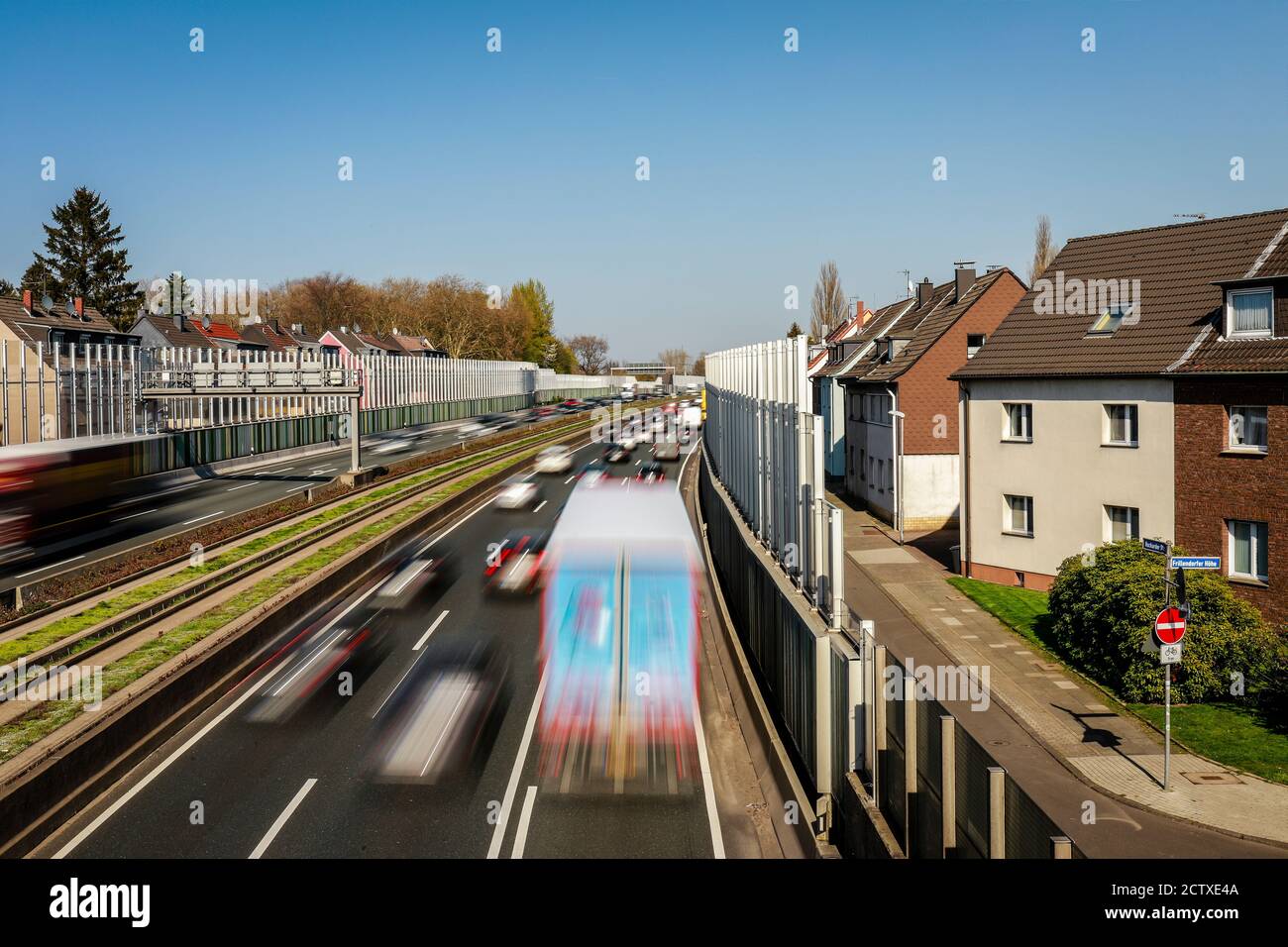 Essen, Ruhr Area, Renania Settentrionale-Vestfalia, Germania - traffico di punta sulla superstrada A40, una barriera antirumore riduce l'inquinamento acustico per i residenti. Foto Stock