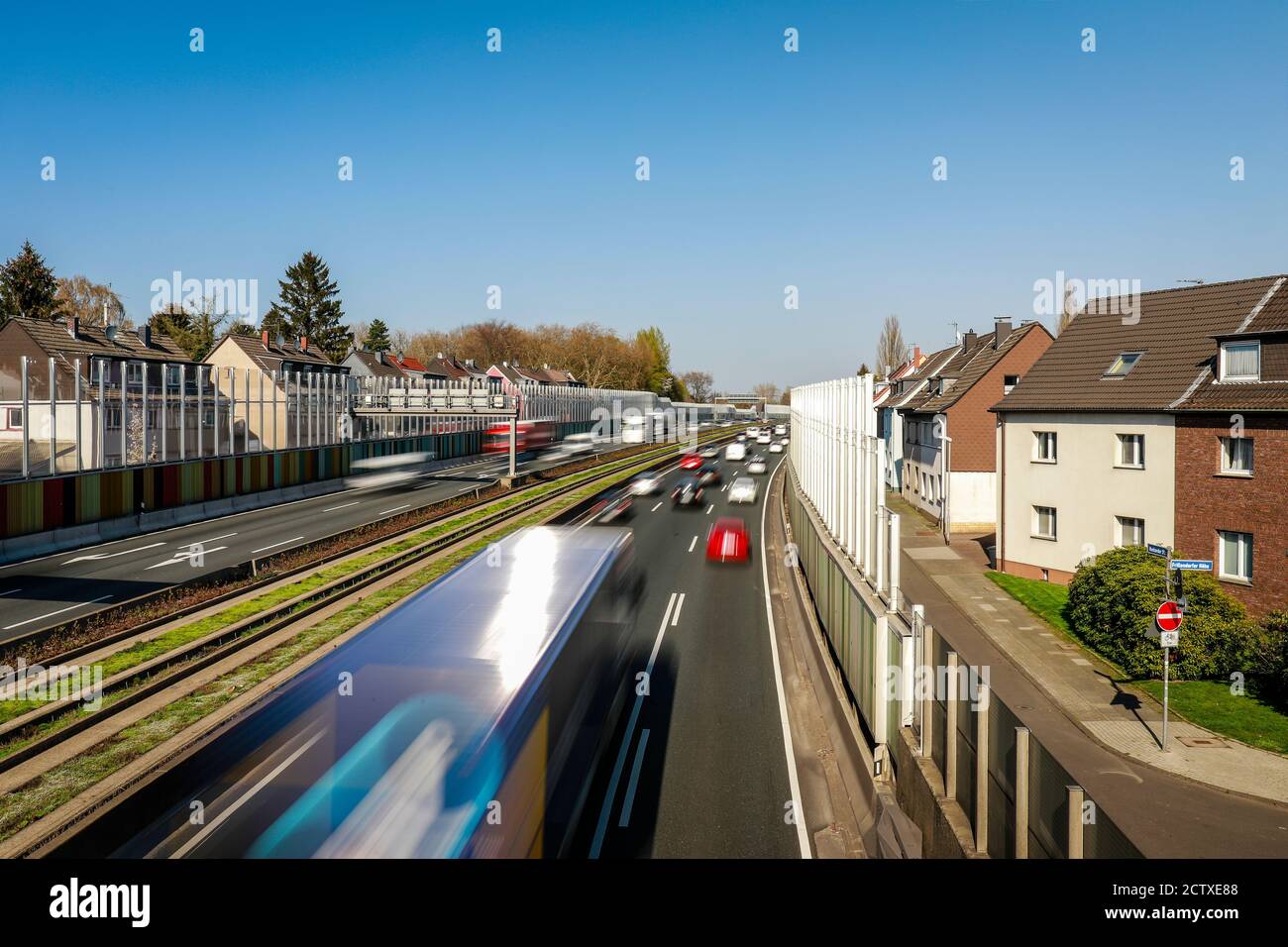 Essen, Ruhr Area, Renania Settentrionale-Vestfalia, Germania - traffico di punta sulla superstrada A40, una barriera antirumore riduce l'inquinamento acustico per i residenti. Foto Stock