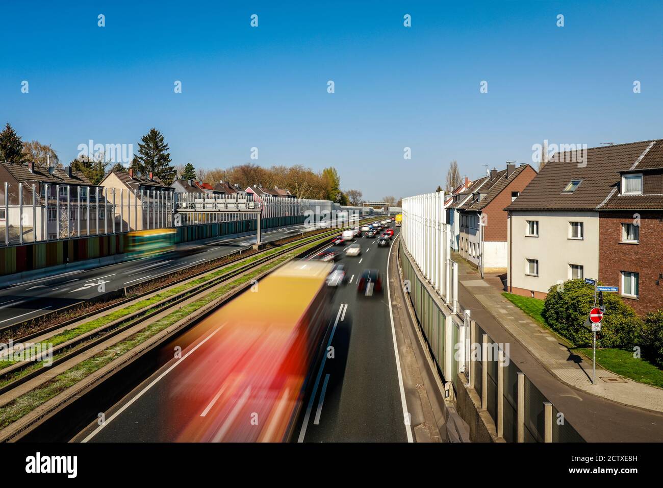 Essen, Ruhr Area, Renania Settentrionale-Vestfalia, Germania - traffico di punta sulla superstrada A40, una barriera antirumore riduce l'inquinamento acustico per i residenti. Foto Stock