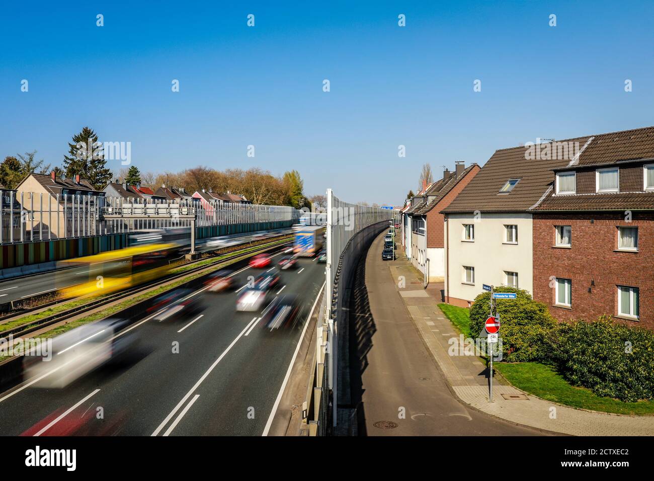 Essen, Ruhr Area, Renania Settentrionale-Vestfalia, Germania - traffico di punta sulla A40, traffico di auto e autobus, una barriera antirumore riduce l'inquinamento acustico Foto Stock