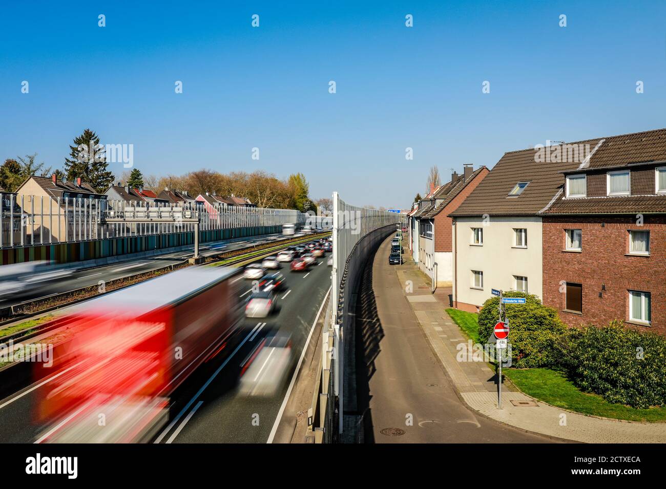 Essen, Ruhr Area, Renania Settentrionale-Vestfalia, Germania - traffico di punta sulla superstrada A40, una barriera antirumore riduce l'inquinamento acustico per i residenti. Foto Stock