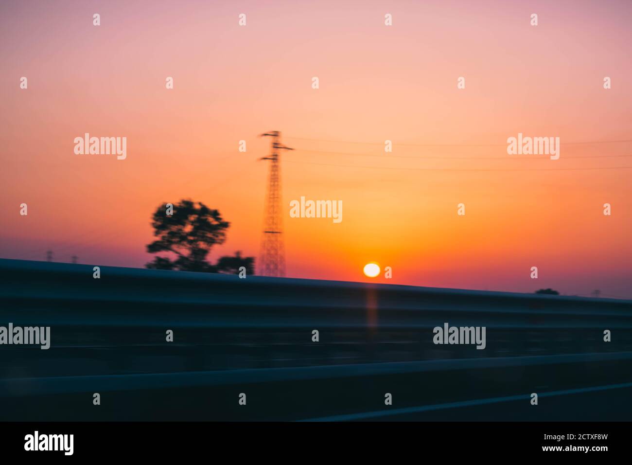 un bellissimo tramonto su un'autostrada Foto Stock