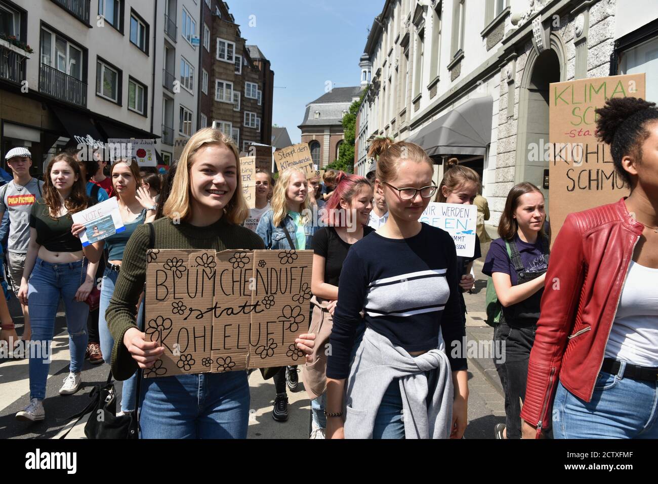 I partecipanti con i loro poster al venerdì per la futura dimostrazione Sulla Giornata mondiale del cambiamento climatico a Duesseldorf Foto Stock
