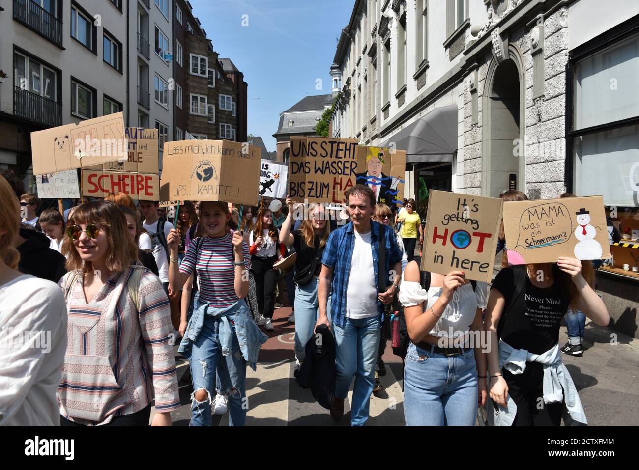 I partecipanti con i loro poster al venerdì per la futura dimostrazione Sulla Giornata mondiale del cambiamento climatico a Duesseldorf Foto Stock