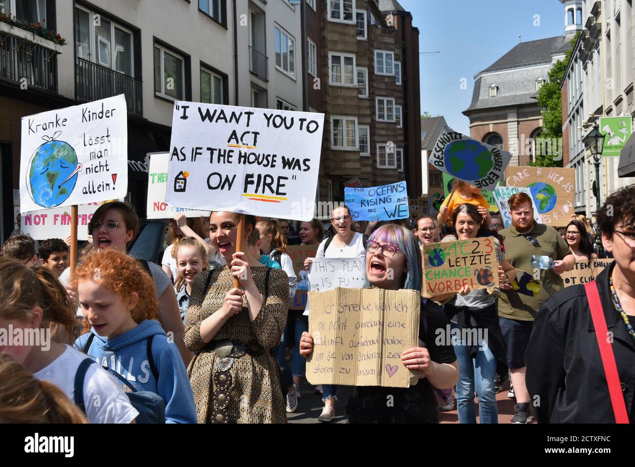 I partecipanti con i loro poster al venerdì per la futura dimostrazione Sulla Giornata mondiale del cambiamento climatico a Duesseldorf Foto Stock