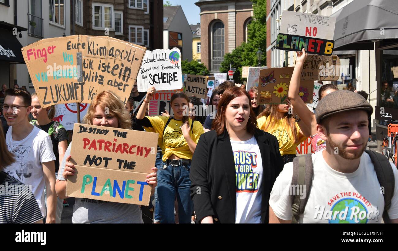 I partecipanti con i loro poster al venerdì per la futura dimostrazione Sulla Giornata mondiale del cambiamento climatico a Duesseldorf Foto Stock