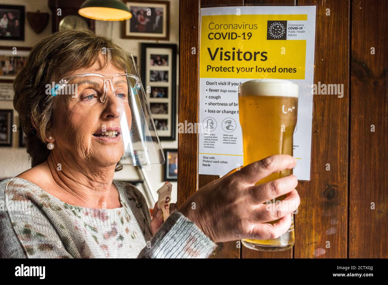 Ardara, Contea di Donegal, Irlanda 25 settembre 2020. Il Marrietta McCahill serve una pinta al Corner House Bar. Essendo stato permesso di riaprire solo dopo una chiusura di 6 mesi a causa del Covid-19, la legislazione pandemica di Coronavirus lunedì 20 settembre si sta chiudendo a causa delle nuove restrizioni di livello 3 nella contea. Foto Stock