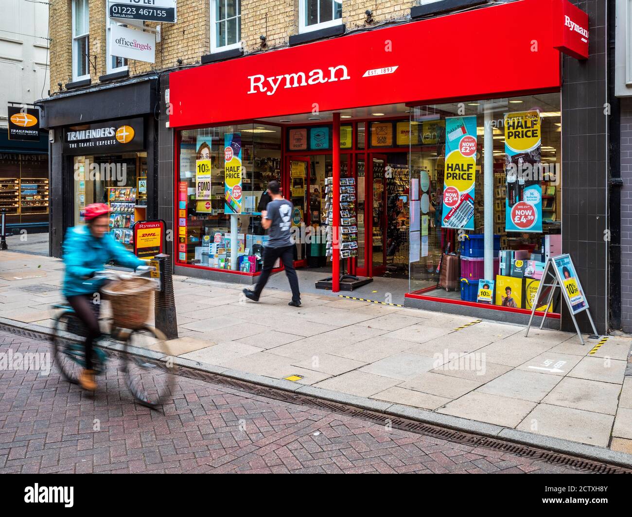 Ryman Shop Ryman Store - ciclisti e pedoni passano il negozio Rymans a Cambridge UK. Ryman è un'azienda di articoli di cancelleria del Regno Unito con più di 200 filiali. Foto Stock