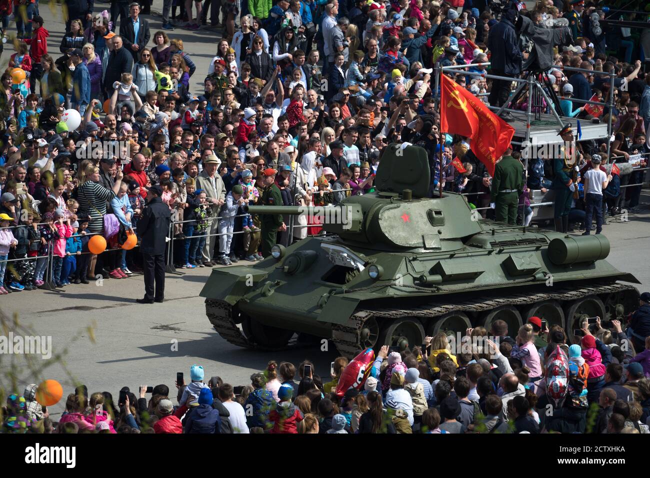 Verkhnyaya Pyshma, Sverdlovskaya oblast/Russia-05.09.2019: Leggendario carro armato sovietico T-34 con bandiera rossa dell'Unione Sovietica si muove nella parata del giorno della vittoria con la spe Foto Stock