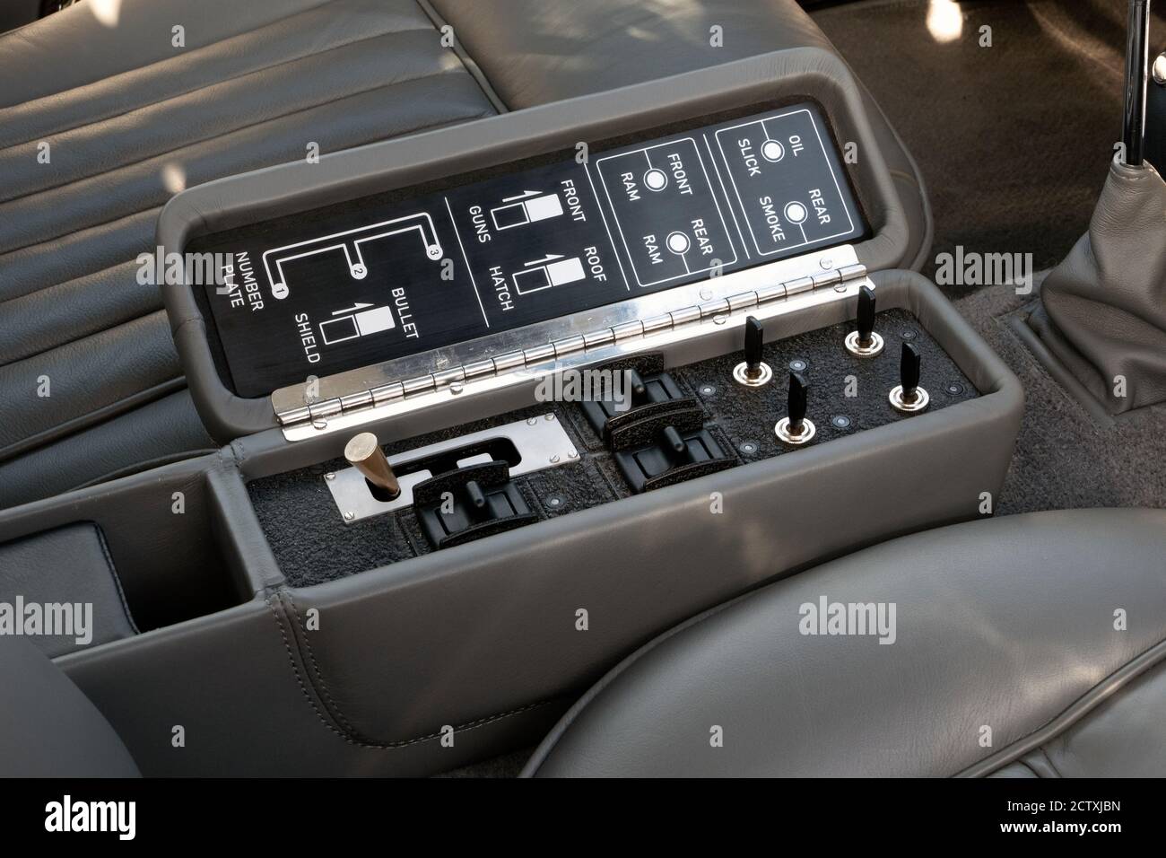 James Bond Aston Martin DB5 a Salon Prive 2020 AT Blenheim Palace Woodstock Regno Unito Foto Stock