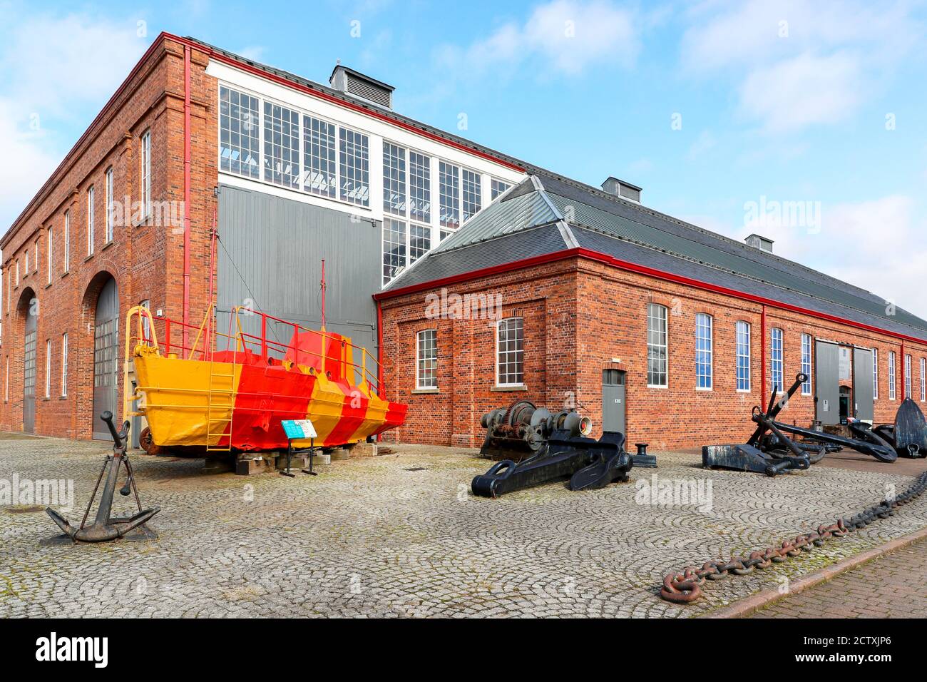 Museo marittimo di Linthouse, Irvine, Ayrshire, Scozia, Regno Unito con ancore storiche, catene e un'imbarcazione Air Sea Rescue degli anni '40 (ASR-101), Foto Stock