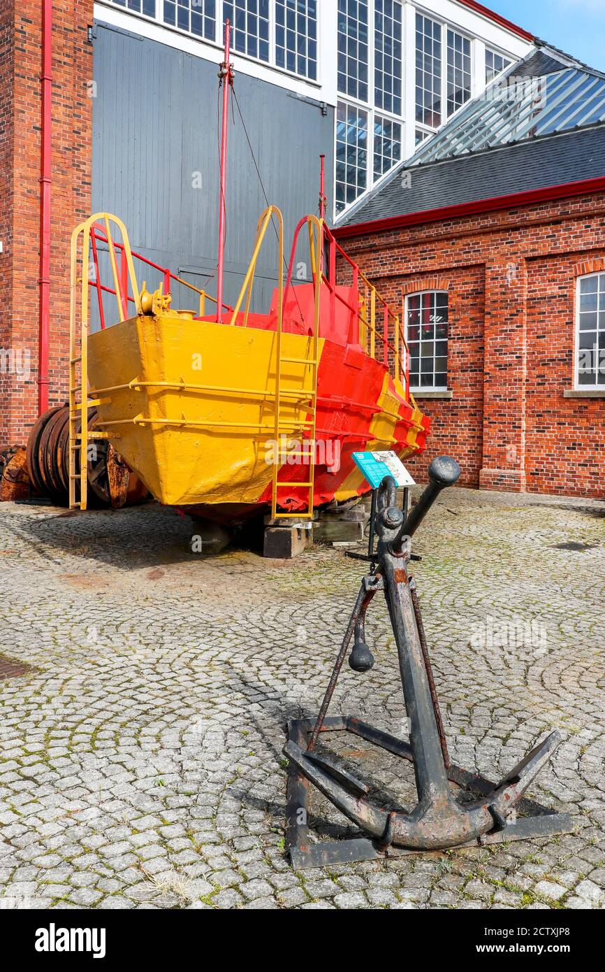 Museo marittimo di Linthouse, Irvine, Ayrshire, Scozia, Regno Unito con ancore storiche, catene e un'imbarcazione Air Sea Rescue degli anni '40 (ASR-101), Foto Stock