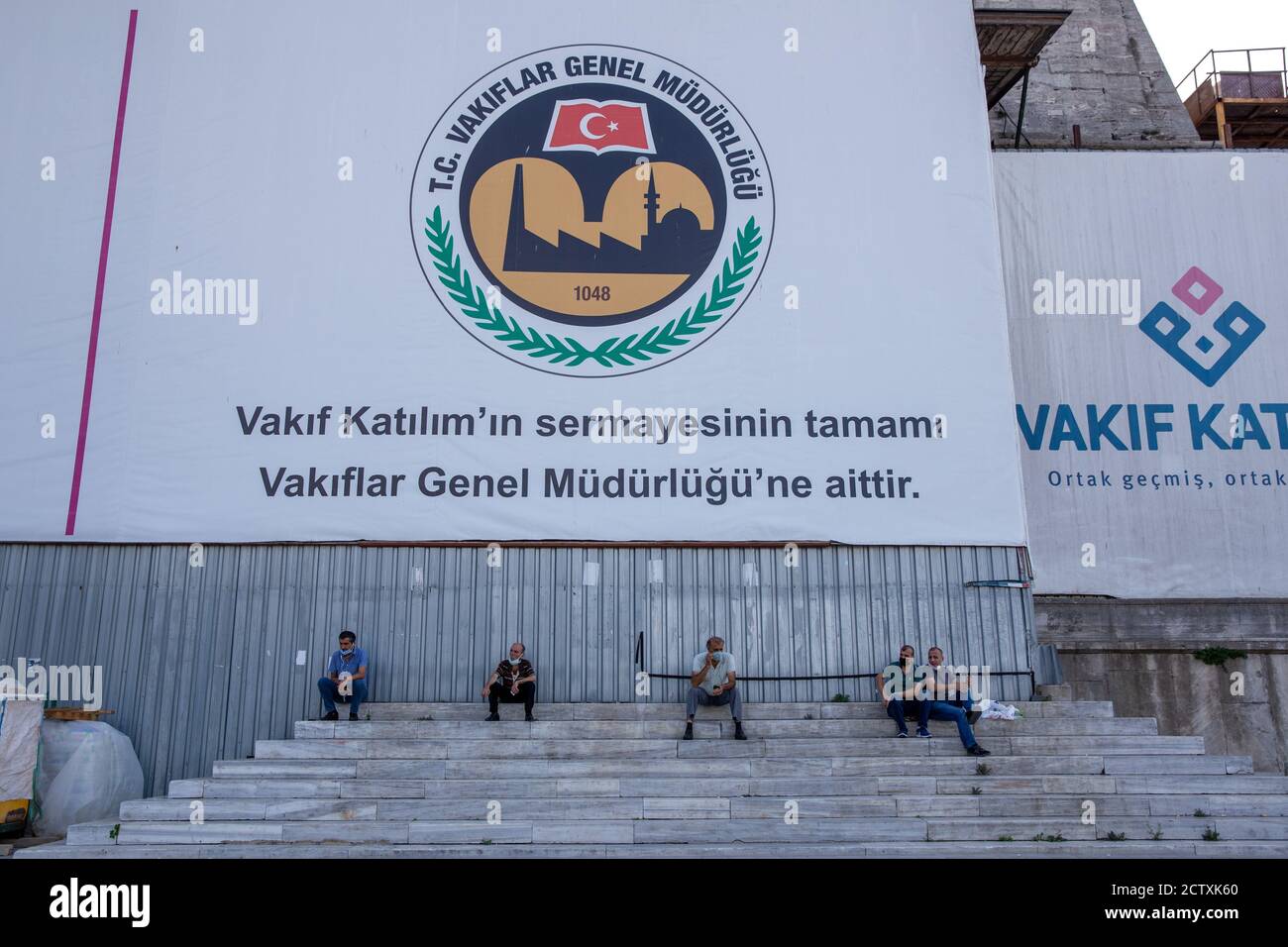 I lavori di restauro iniziati nel 2016 proseguono nella moschea di Yeni, risalente a 355 anni fa, uno degli edifici storici di Istanbul. Foto Stock