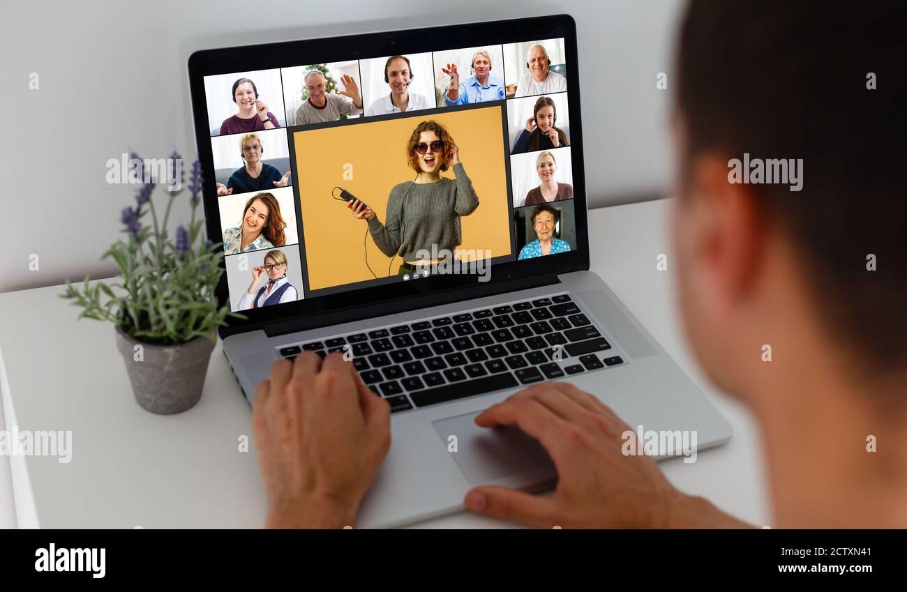 Molti ritratti volti di diversi giovani e anziani vista webcam, mentre impegnati in videoconferenza on-line riunione. Applicazione per videochiamate di gruppo semplice Foto Stock