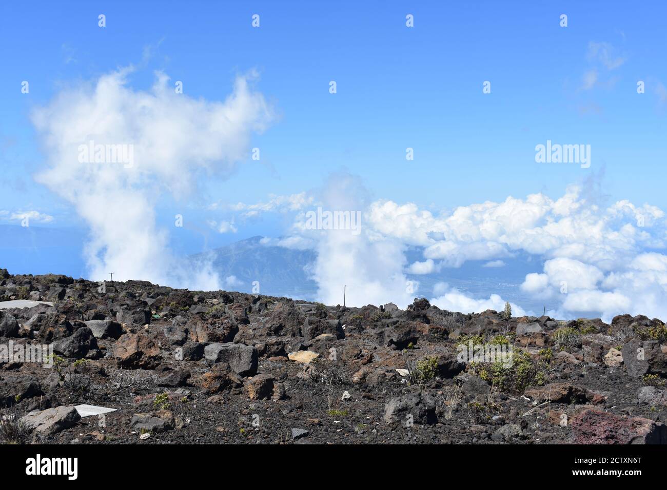 Immagine di ipnotico paesaggio nuvoloso, natura panoramica dell'isola hawaiana di Maui Foto Stock