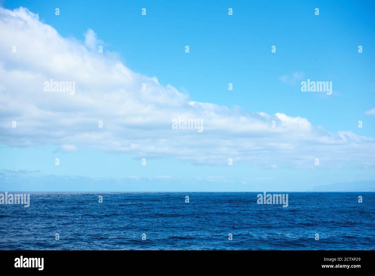 L'Oceano Atlantico e le nuvole sopra l'orizzonte nel cielo blu. Vista mare Foto Stock