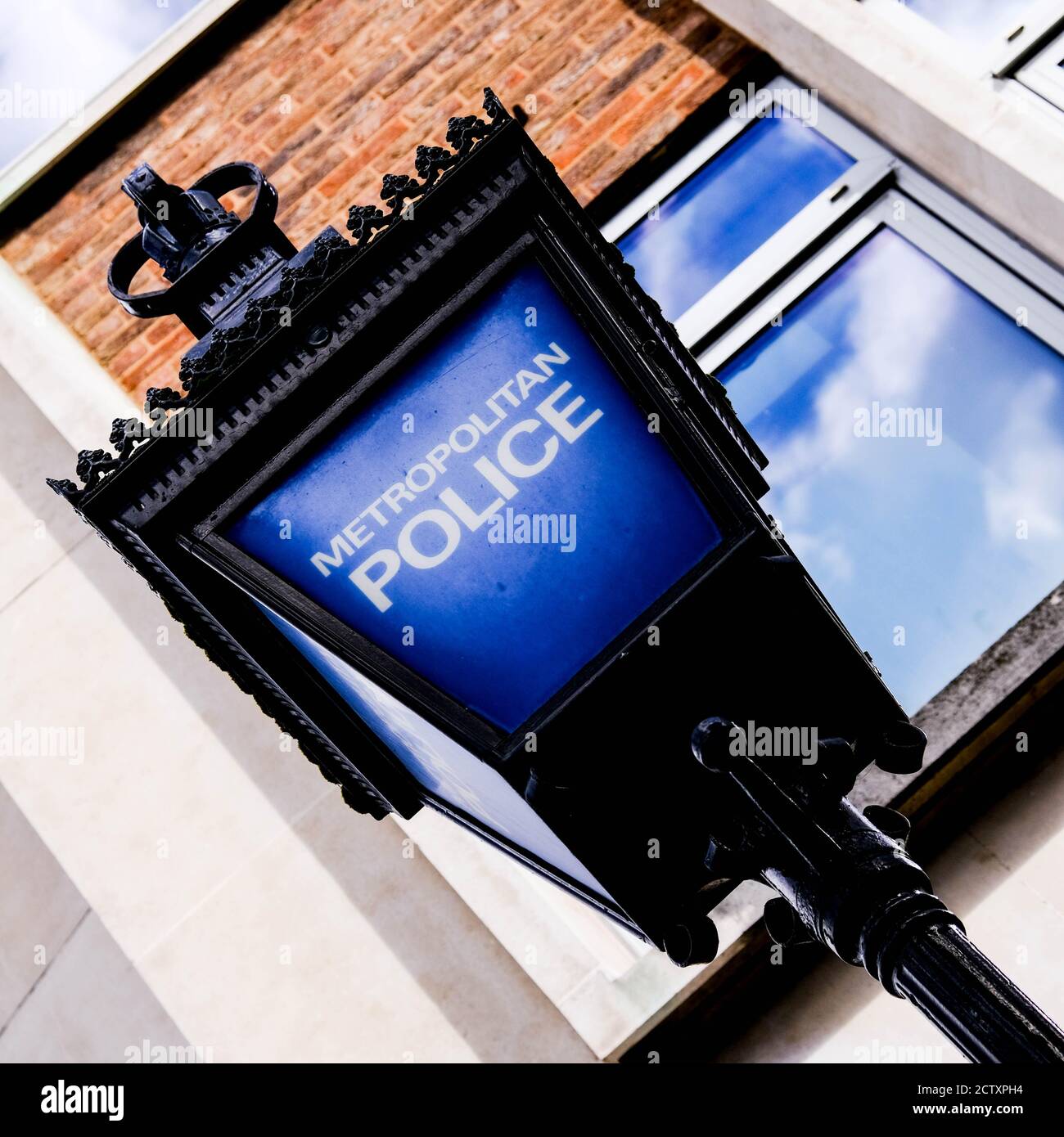 Tradizionale Metropolitan Police Blue Lamp fuori Kingston Police Station, senza persone Foto Stock