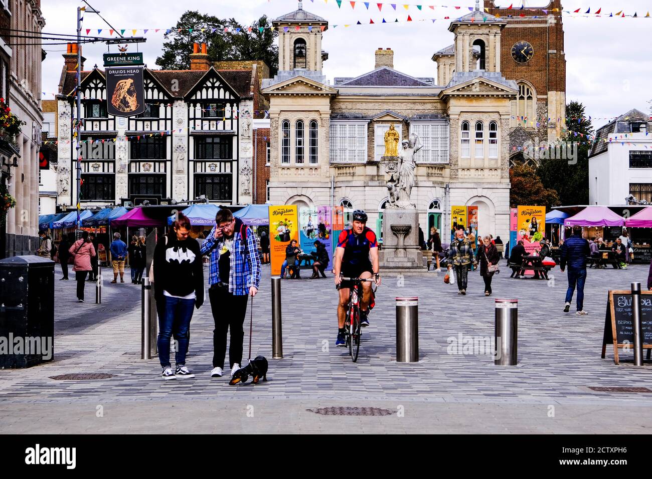 Open Air Quiet Kingston Market Square con un ciclista e. Persone a piedi Foto Stock