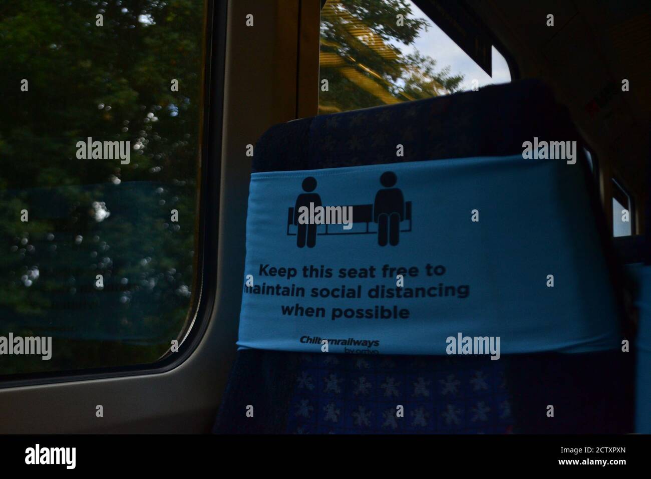 "Tenere questo sedile libero di mantenere la distanza sociale quando possibile" Sul treno Chiltern Railways Foto Stock