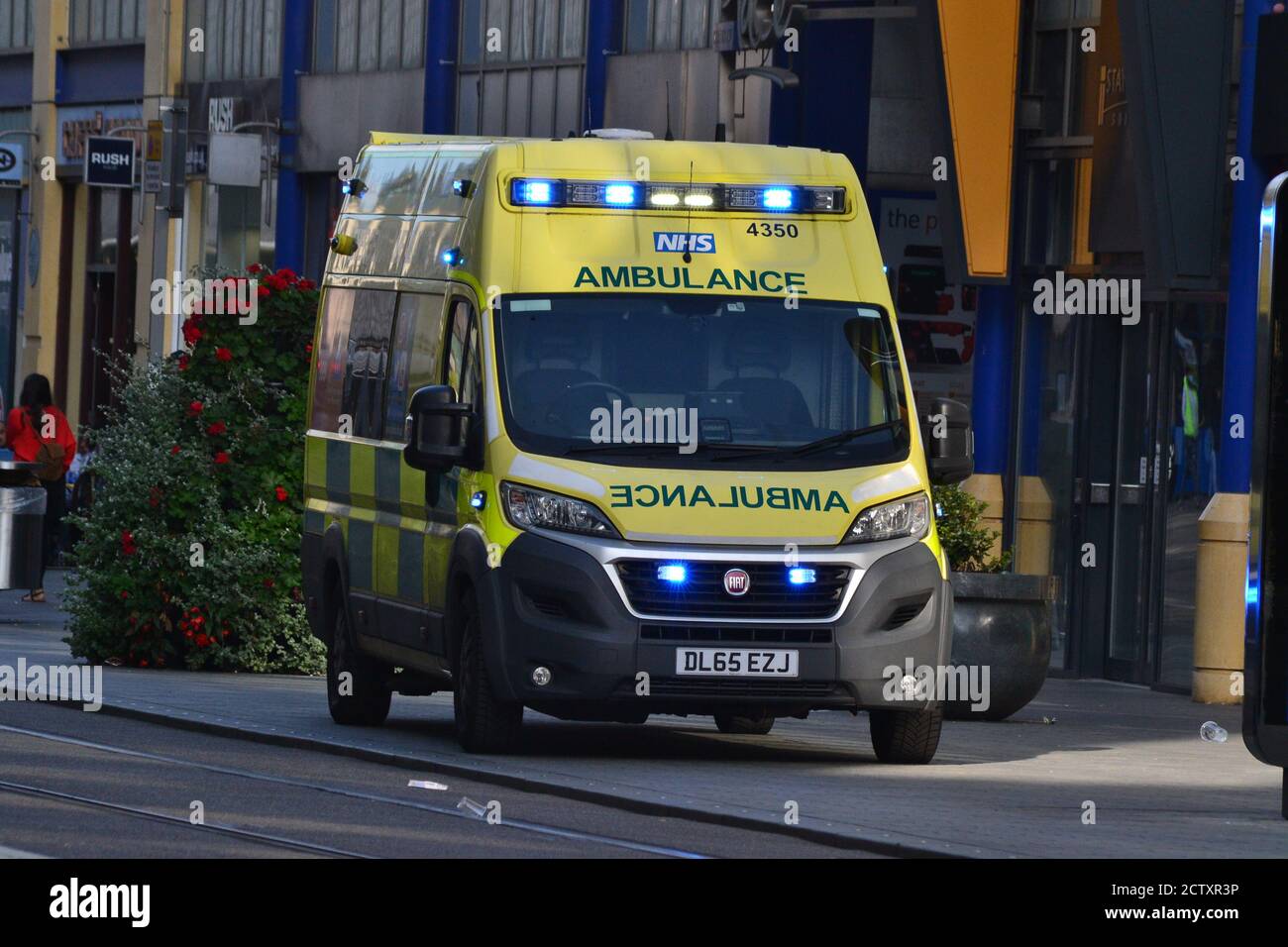 West Midlands Ambulance Service paramedici assistere a un incidente nel Birmingham City Centre, Regno Unito, su Corporation Street Foto Stock