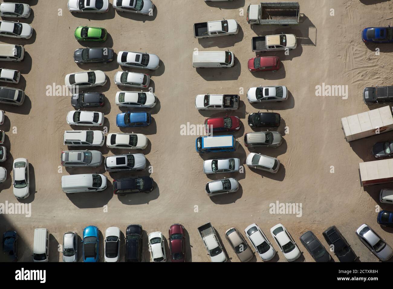 Vista aerea di molte auto parcheggiate in un parcheggio esterno. Foto Stock