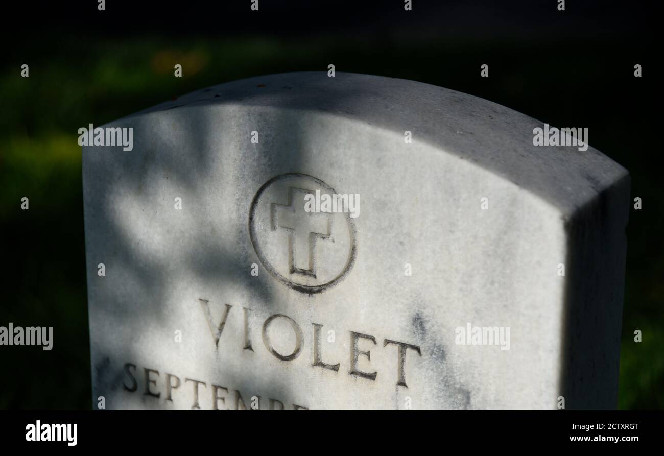Una lapide di marmo abbellita con una croce cristiana segna la tomba del 19 ° secolo di un veterano militare o sposo degli Stati Uniti al Cimitero Nazionale di Santa Fe. Foto Stock