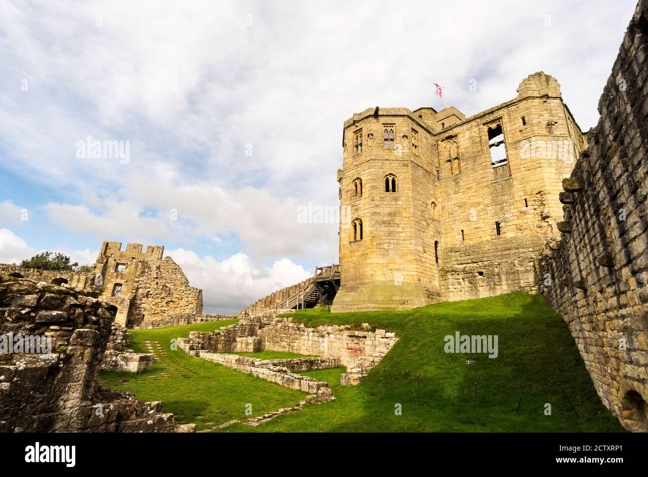 Il 14 ° secolo conservare e le mura del castello di Warkworth in Northumberland, Inghilterra, Regno Unito Foto Stock