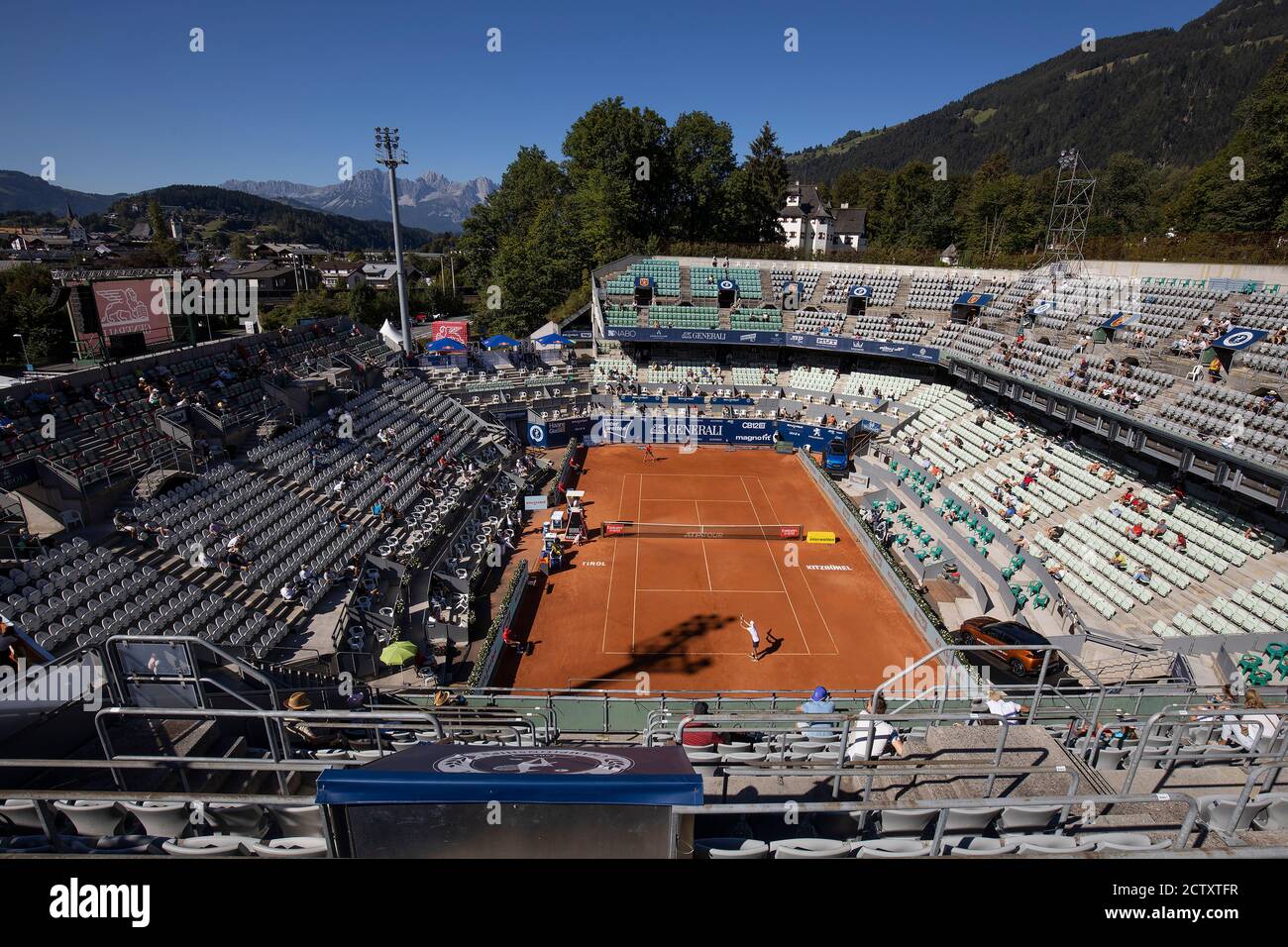 Vista della corte centrale al Kitzbuehel Open 2020 con spettatori limitati a causa di Corona, Kitzbuhel, Tirolo, Austria, Europa. Foto Stock