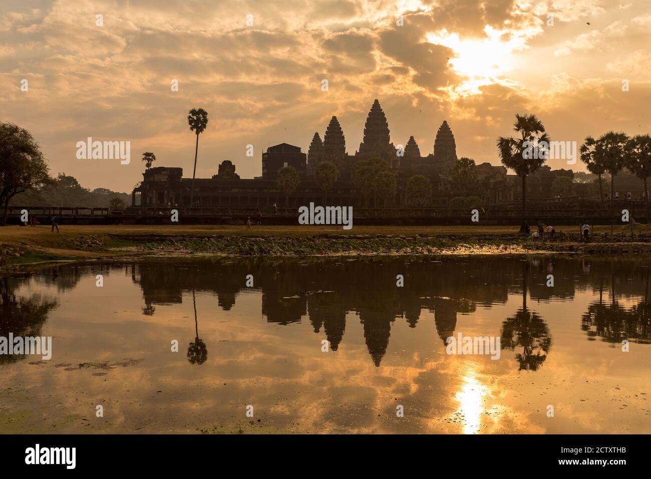 Angkor Wat, Cambogia - Gennaio 2019: Alba al tempio di Angkor Wat, Cambogia. E' uno dei misteriosi complessi di rovina dell'Asia del Sud e attrae la visita Foto Stock