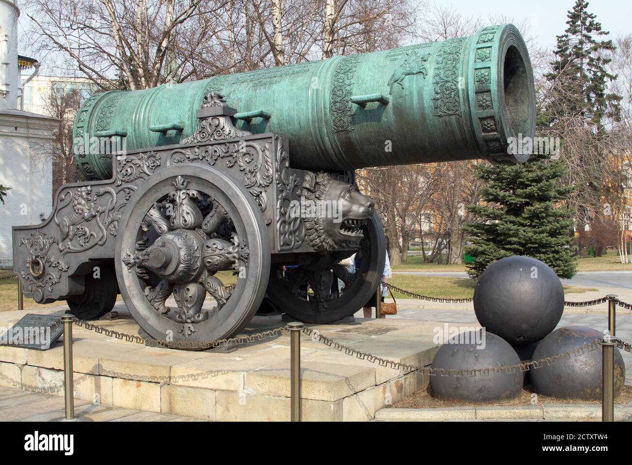 TheTsar Cannon, gettato in bronzo nel 1586 a Mosca dal maestro caster russo in bronzo Andrey Chokhov, in esposizione nel Cremlino, Mosca, Russia Foto Stock
