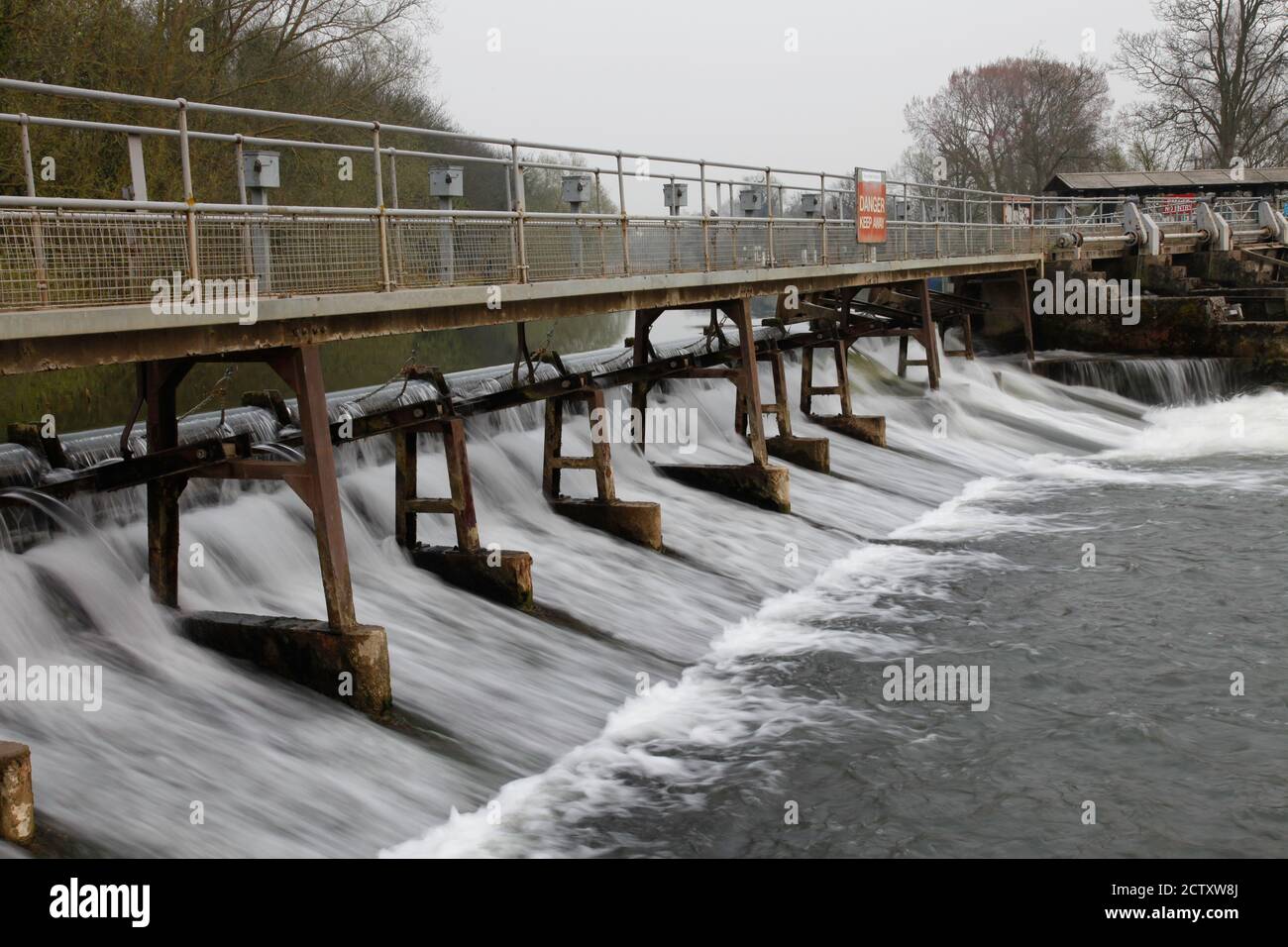 Esposizione temporizzata dell'acqua che cade su Abingdon Weir, Oxfordshire, Inghilterra Foto Stock