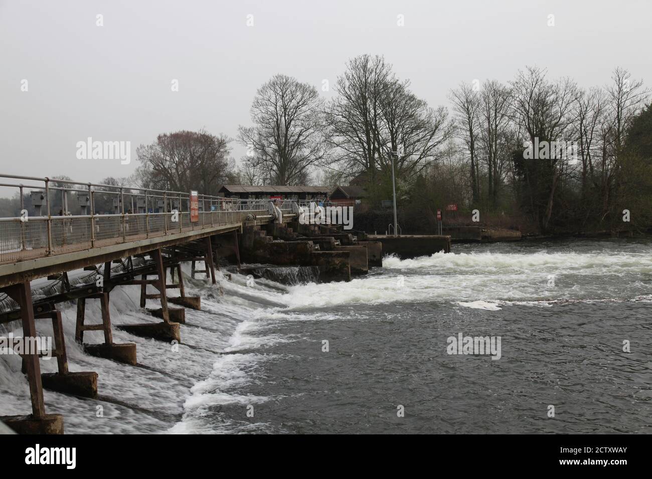 L'acqua si innaffia su Abingdon Weir, Oxfordshire, Inghilterra Foto Stock