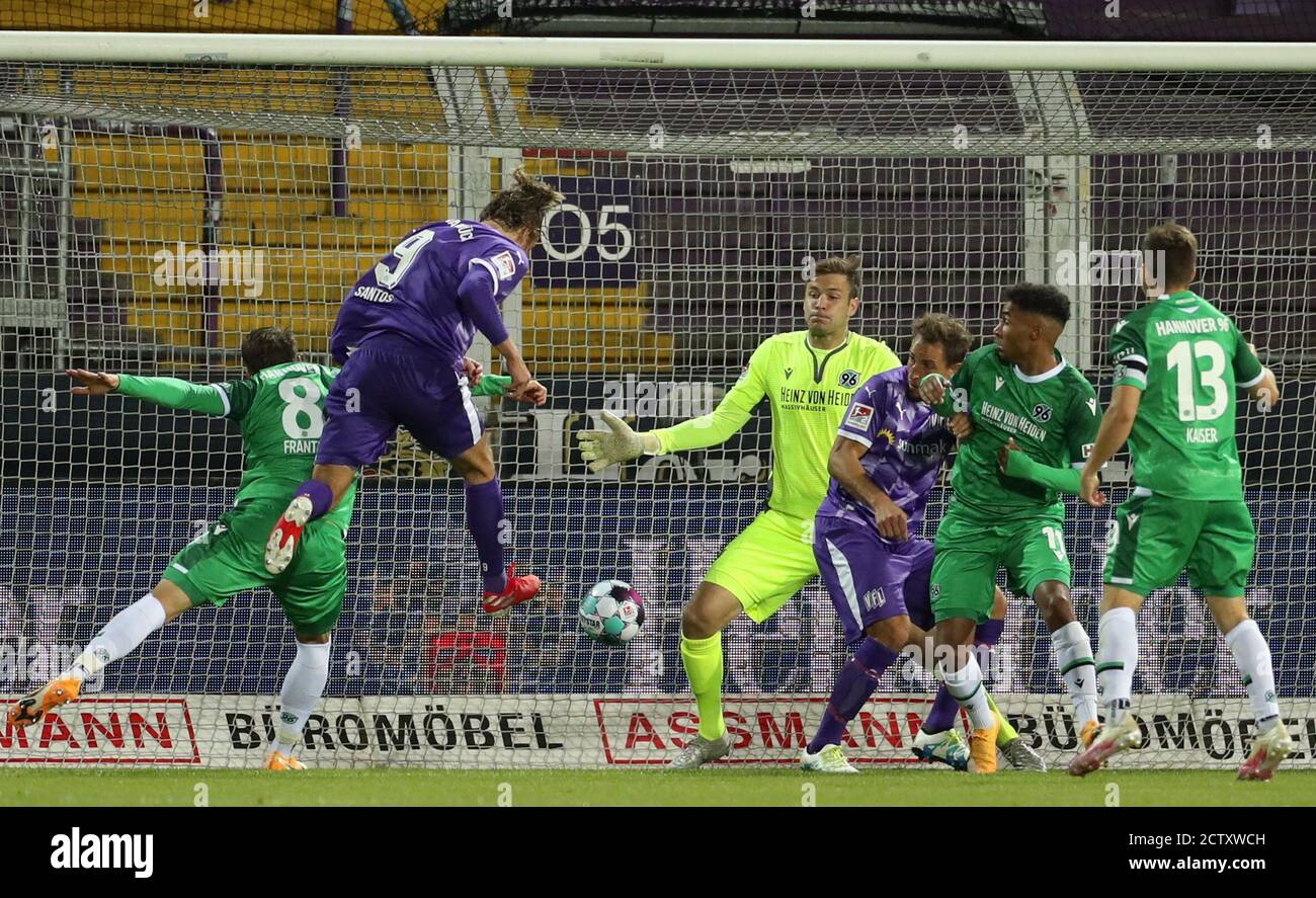 25 settembre 2020, bassa Sassonia, Osnabrück: Calcio: 2 Bundesliga, VfL Osnabrück - Hannover 96, 2° incontro nello stadio di Bremer Brücke. Christian Santos (2° da sinistra), il marcatore di Osnabrück, segna una testata per 2-0 contro Mike Frantz (a sinistra) e il portiere Michael esser (al centro) di Hannover. Foto: Friso Gentsch/dpa - NOTA IMPORTANTE: In conformità con le norme del DFL Deutsche Fußball Liga e del DFB Deutscher Fußball-Bund, è vietato sfruttare o aver sfruttato nello stadio e/o nel gioco le fotografie scattate sotto forma di immagini di sequenza e/o vi Foto Stock