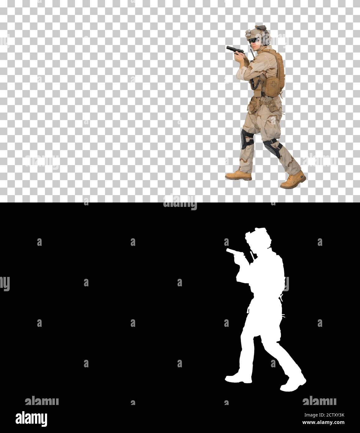 Soldato che cammina con una pistola e tiro alla macchina fotografica, Alp Foto Stock